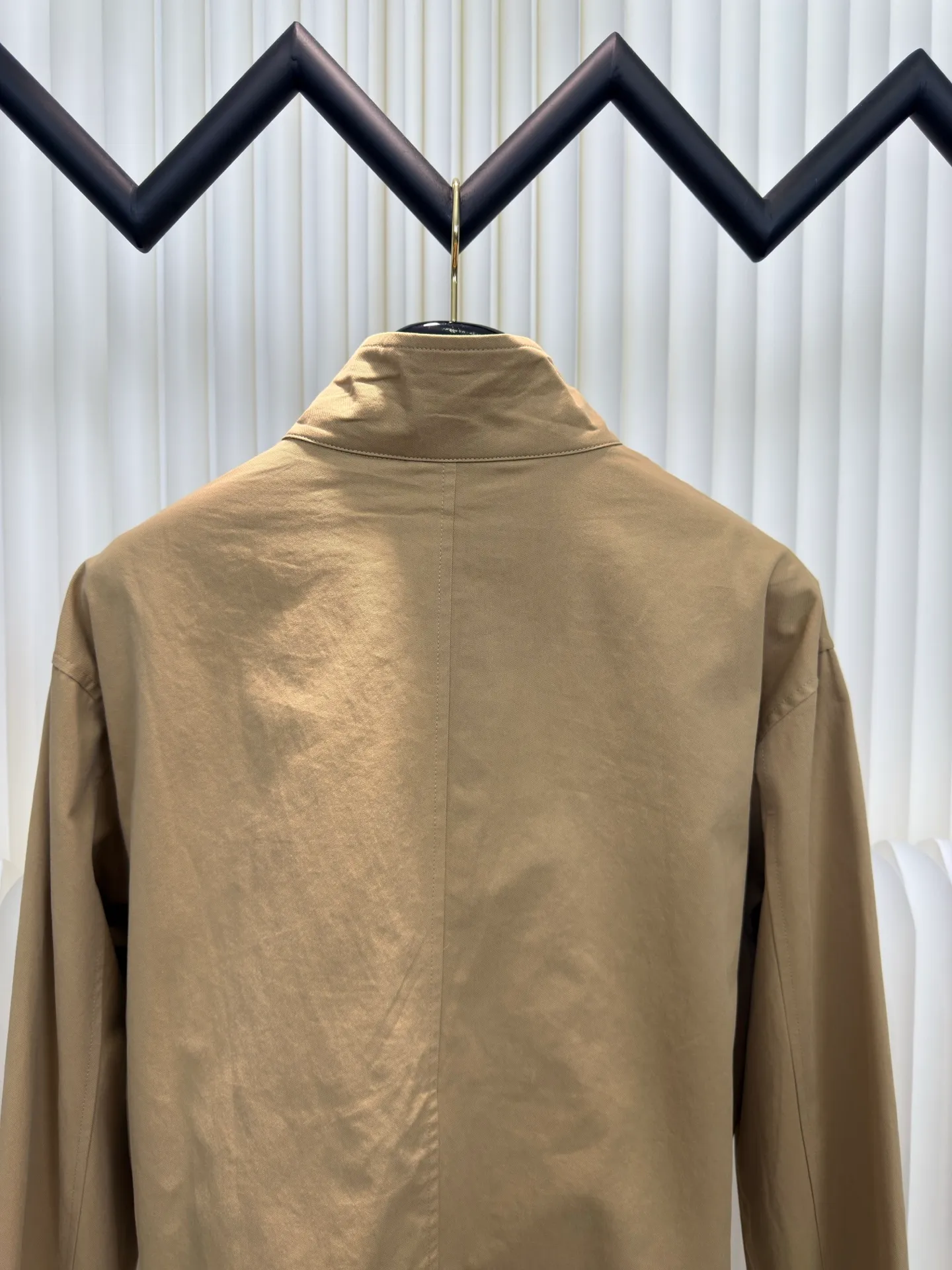 P560 Ralph Lauren embroidered zipper jacket, custom-made fine cotton twill elegant fabric, with khaki as the background color, and exquisite pony logo embellishment, with an atmosphere of freedom and vitality, injecting the soul charm of the brand.  Using imported machine embroidery technology, advanced computer control systems and precision mechanical components are used to achieve the iconic pony embroidery operation.  The template machine opens the bag, and the preset template guides the position, shape and size of the bag. The accuracy ensures the quality of the bag opening effect. Infrared positioning cutting machine. The infrared transmitter and infrared receiver are used to achieve precise positioning of the material, and the accuracy can reach the micron level, thereby meeting the effect of high-precision cutting of plaid alignment. Size: s m l xl